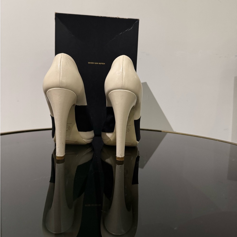 Dries Van Noten ecru leather with black fabric.designers signature curved heel. - Picture 5 of 14